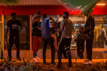 El equipo de técnicos del rodaje de la serie 'Pax Africana', una coproducción entre Canal plus y Keewu, en junio de 2023 en Dakar.