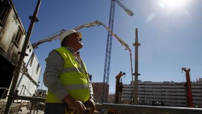 Un operario controla una grúa en el Pau de Vallecas de Madrid.