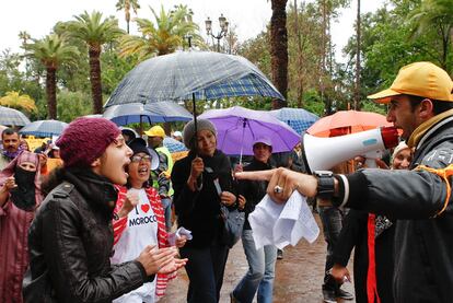 Marcha del Primero de Mayo hacia el café Argana, que el jueves fue objeto de un atentado, en Marraquech.