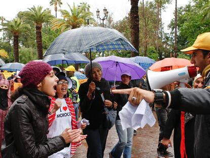 Marcha del Primero de Mayo hacia el café Argana, que el jueves fue objeto de un atentado, en Marraquech.