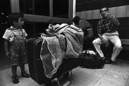 Una familia de vendimiadores españoles, poco antes de salir hacia Francia.