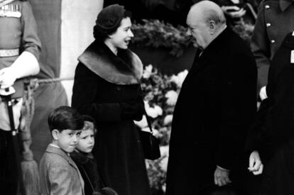 Isabel II, con sus hijos Carlos y Ana, mientras charla con el primer ministro Winston Churchill en 1953.