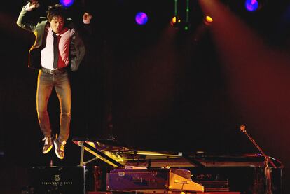 Jamie Cullum salta desde lo alto de su piano en su concierto de Vitoria.