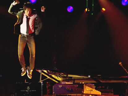 Jamie Cullum salta desde lo alto de su piano en su concierto de Vitoria.
