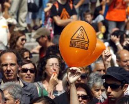 Cientos de personas y colectivos contra el fracking se concentraron hoy frente a la Delegación del Gobierno en Santander para protestar contra esta técnica y contra el permiso de investigación que otorgó el Gobierno central a Repsol para operar en la zona pasiega.