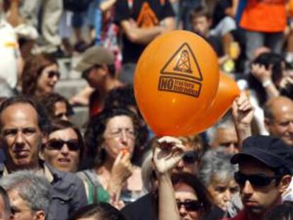 Cientos de personas y colectivos contra el fracking se concentraron hoy frente a la Delegación del Gobierno en Santander para protestar contra esta técnica y contra el permiso de investigación que otorgó el Gobierno central a Repsol para operar en la zona pasiega.