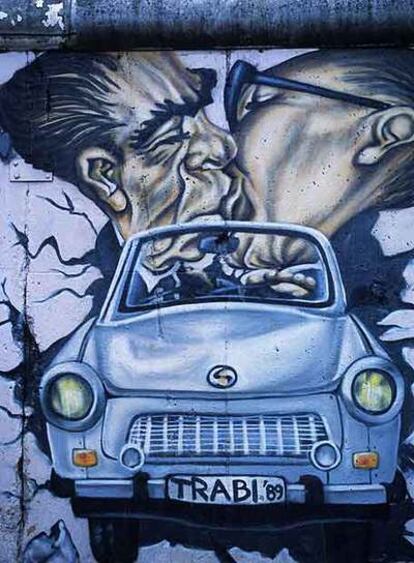 Irónica pintura sobre el célebre beso con el que el alemán Erich Honecker recibió al ruso Leonid Bréznev en 1979 .