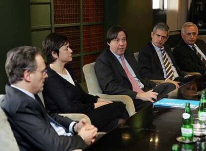 De izquierda a derecha, Pedro García Guillén, director general de EL PAÍS; Amalia Navarro, directora de Sensibilización de Unicef; Jaime Gómez Pineda, director ejecutivo de Unicef; Javier Moreno, director de EL PAÍS, y Francisco Cuadrado, director de Recaudación de Unicef.