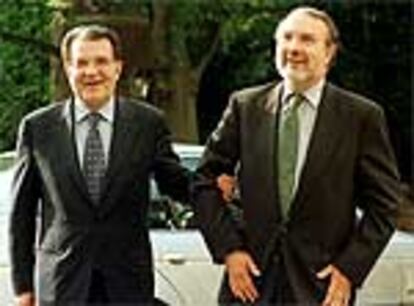 El presidente de la Comisión Europea, Romano Prodi (izquierda), y el comisario Pedro Solbes