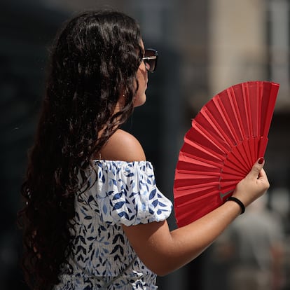 Una mujer abanicándose, a 5 de agosto de 2025, en Vigo, Pontevedra, Galicia (España). La Agencia Estatal de Meteorología (Aemet) ha activado avisos naranjas y amarillos en más de 30 provincias por temperaturas extremas durante el inicio de la canícula, el periodo estadísticamente más cálido del año. En más de la mitad del país se podrían alcanzar temperaturas extremas debido a una dorsal anticiclónica que ha generado cielos despejados y una masa de aire cálido que se intensifica progresivamente.
05 AGOSTO 2025
Jorge Armestar / Europa Press
05/08/2025