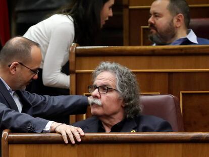 El portavoz de ERC, Joan Tardà (sentado), junto al portavoz de PDeCAT, Carles Campuzano, durante el debate de este miércoles en el Congreso sobre los Presupuestos.