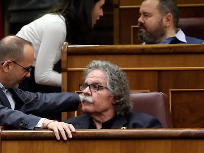 El portavoz de ERC, Joan Tardà (sentado), junto al portavoz de PDeCAT, Carles Campuzano, durante el debate de este miércoles en el Congreso sobre los Presupuestos.