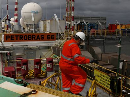 Un empleado de Petrobras en una plataforma petrolífera marítima frente a Río de Janeiro en 2018.