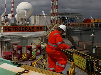 Un empleado de Petrobras en una plataforma petrolífera marítima frente a Río de Janeiro en 2018.
