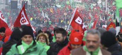 Miles de personas marchan este jueves en Bruselas.