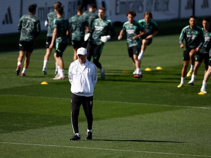 Carlo Ancelotti, en el entrenamiento de este martes en Valdebebas.