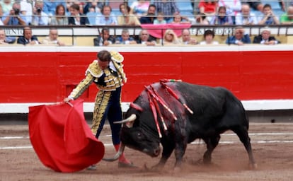 Antonio Ferrera, ante el espectacular e inválido cuarto toro de la tarde.