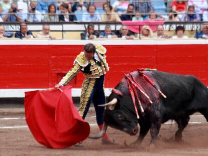 Antonio Ferrera, ante el espectacular e inválido cuarto toro de la tarde.