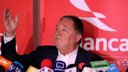 El presidente ejecutivo y director ejecutivo de Avianca, Hernán Rincón, habla durante una rueda de prensa en Bogotá (Colombia)