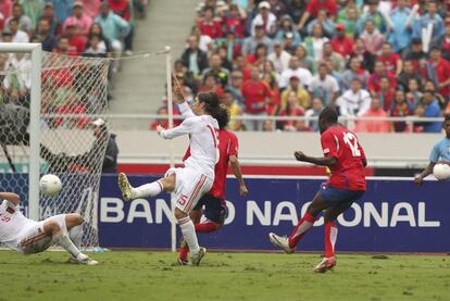 Campbell, con el dorsal 12, tras realizar el disparo que ha supuesto el 2-0.