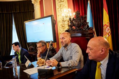 El alcalde de Ourense, Gonzalo Pérez Jácome, durante una sesión extraordinaria para realizar el sorteo de las mesas electorales, este jueves. 