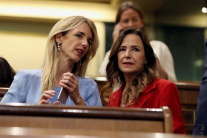 La diputada del PP per Barcelona, Cayetana Álvarez de Toledo (a l'esquerra), en un escó del Congrés.