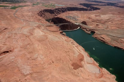 Vista del río Colorado y la presa del Cañón de Glen, en Page, Arizona (Estados Unidos).