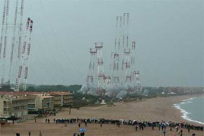 Demolición de las antenas de Radio Liberty ayer en la playa de Pals.