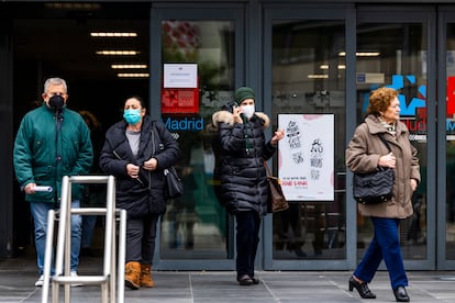 Varias personas con mascarillas salen del hospital de La Paz, en Madrid; el 9 de enero.