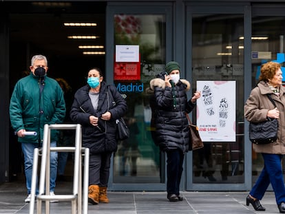 Varias personas con mascarillas salen del hospital de La Paz, en Madrid; el 9 de enero.