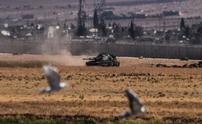 Un tanque turco regresa de Siria tras los combates con el ISIS cerca de la frontera, este domingo.