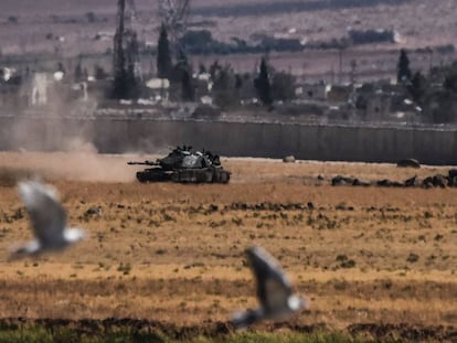 Un tanque turco regresa de Siria tras los combates con el ISIS cerca de la frontera, este domingo.