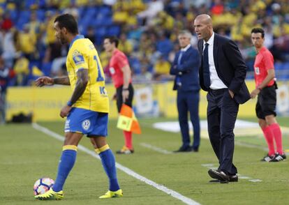 El entrenador del Real Madrid Zinedine Zidane da ordenes a los jugadores.  