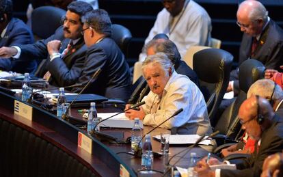 El presidente de Uruguay, Jos&eacute; Mujica (c), durante la segunda jornada de la II Cumbre de la CELAC en La Habana (Cuba).