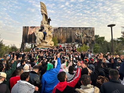 Una multitud se congrega este domingo en la plaza Saadallah al Jabiri de Alepo (Siria) para celebrar la cada del rgimen de Bachar el Asad.