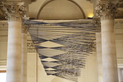 'La onda de mediodía', de Elías Crespín en la escalera de Midi del Museo el Louvre.