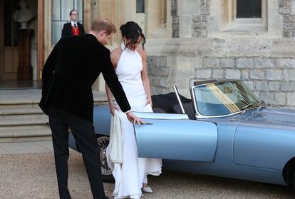 La pareja ha abandonado Windsor en un Jaguar descapotable de color azul.