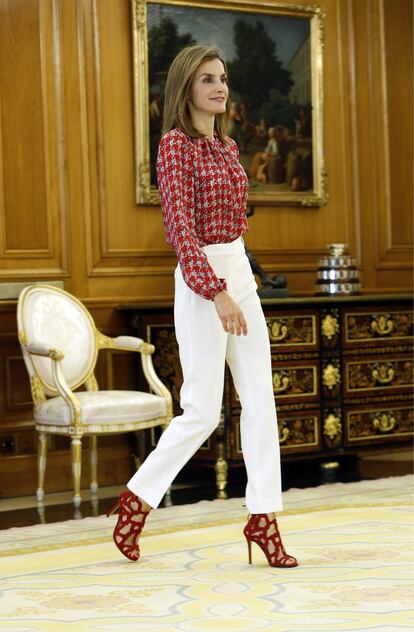 El pasado 9 de septiembre, durante una audiencia en el Palacio de la Zarzuela, la Reina eligió un cuerpo rojo de pata de gallo a conjunto de los zapatos. 