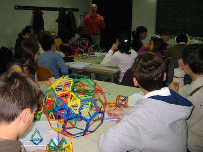 Ni&ntilde;os en una clase de geometr&iacute;a.