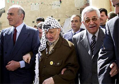 Arafat, entre Abu Mazen y el millonario palestino Munib al Masri, en Ramala.