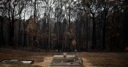 Tumbas cercanas a un bosque quemado en la ciudad de Mogo, Australia.