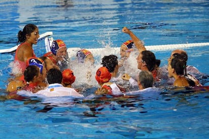 Jugadoras y cuerpo técnico celebran el oro en el Mundial de Barcelona.