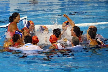 Jugadoras y cuerpo técnico celebran el oro en el Mundial de Barcelona. 