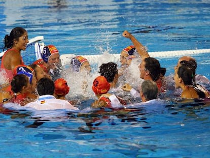 Jugadoras y cuerpo técnico celebran el oro en el Mundial de Barcelona. 
