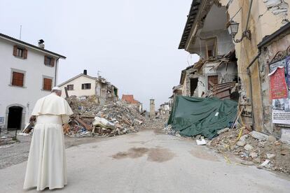 El Papa Francisco rezando en silencio en la zona roja de Amatrice. “No he venido antes por no causar ningún inconveniente, sabiendo el estado en el que estábais” ha dicho el Papa a los supervivientes.