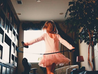 Una niña baila en su casa durante la cuarentena.