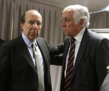 El Alto Comisionado del Gobierno para la Marca España, Carlos Espinosa de los Monteros (dcha.), conversa con el secretario de Estado de Exteriores, Gonzalo de Benito.