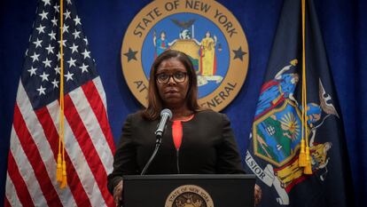 A procuradora-geral de Nova York, Letitia James, em entrevista coletiva nesta quinta-feira.