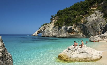 Bañistas en cala Goloritze, en el parque nacional Gennargentu e Golfo di Goloritze, en Cerdeña (Italia).