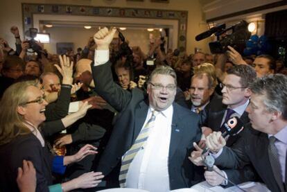 Timo Soini, líder de los Auténticos Finlandeses, reacciona con júbilo al conocer el resultado de los primeros sondeos.